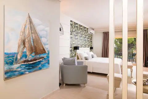 Neikos Mediterraneo Luxury Suites in Pallini Municipal Unit, foto 5