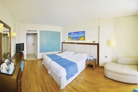 The Golden Bay Beach Hotel in Larnaca — foto 4
