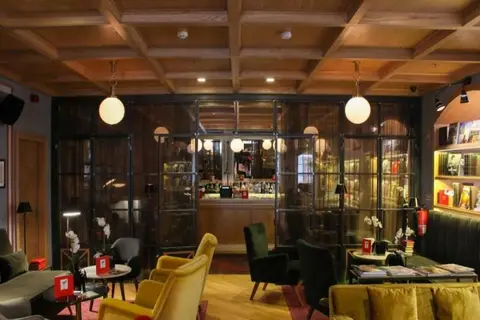 Brown's Central Hotel in Almada — foto 24