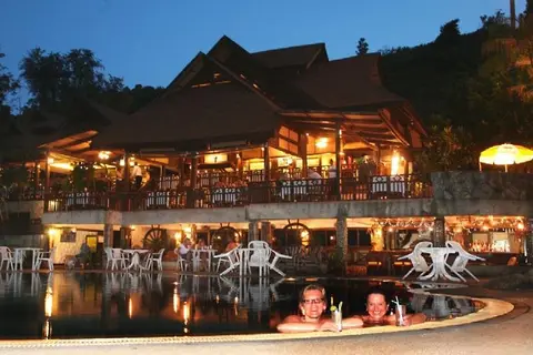 Hotel Coral Cliff Beach Resort in บ้านละไม — foto 13