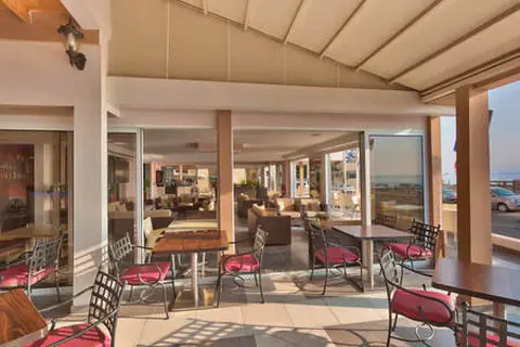 LIV Mackenzie Beach Suites in Larnaca — foto 11
