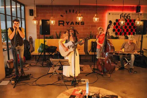 Ryans Lola's in Sant Antoni de Portmany — foto 26
