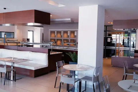Cosmopolitan in Λάμπη — foto 13
