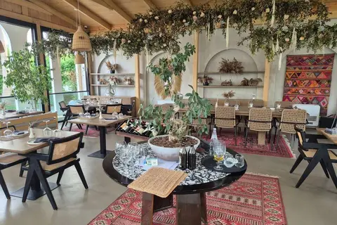 Flower Hotel in Golem, foto 11