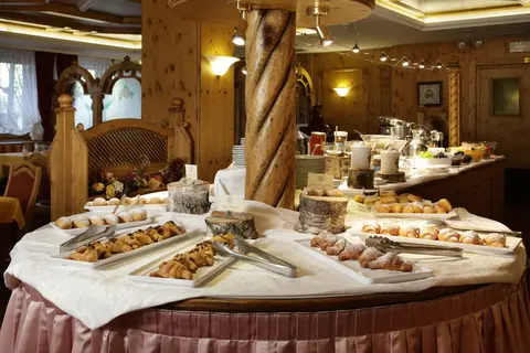 Tevini Dolomites Charming Hotel in Commezzadura — foto 54