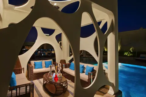 V Hotel Dubai Curio Collection by Hilton in دبي — foto 11