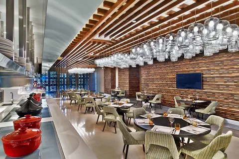 V Hotel Dubai Curio Collection by Hilton in دبي — foto 17