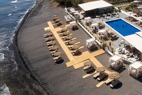 Sea Breeze Santorini Beach Resort, Curio Collection by Hilton in Εξωμύτης — foto 10