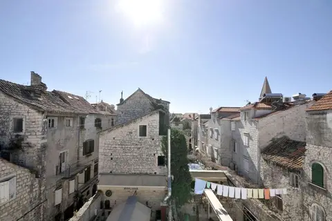 Palace Central Square in Trogir — foto 22