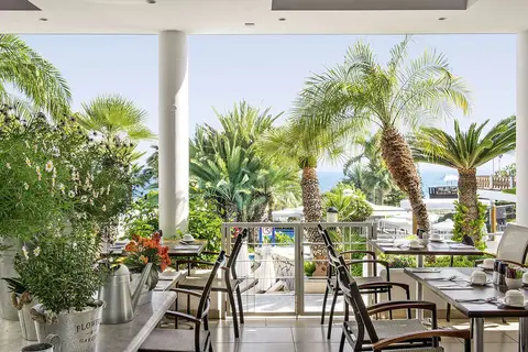 Mediterranean Beach Hotel in Limassol — foto 16