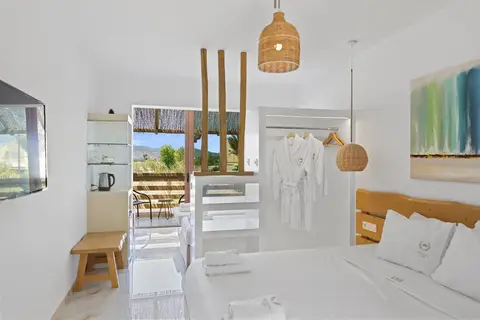 Alia Luxury Suites & Spa Beachfront Hotel in Χαράκι