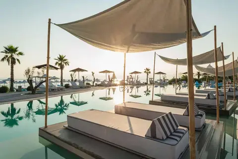 Blue Carpet Luxury Suites in Πευκοχώρι — foto 3