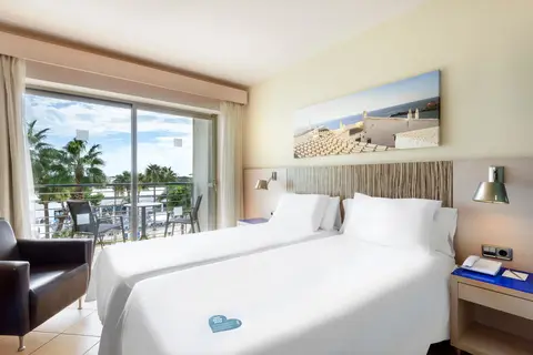 Occidental Menorca in Sant Lluís — foto 13