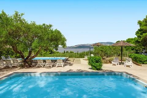 Waterman Beach Village camp & glamping in Supetar — foto 18