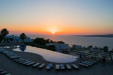 Theo Sunset Bay Hotel in Paphos — foto 13