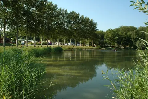 Camping Du Bois De Reveuge in Huanne-Montmartin — foto 11