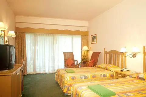 Amora Beach Resort Phuket in ตำบลเชิงทะเล — foto 12