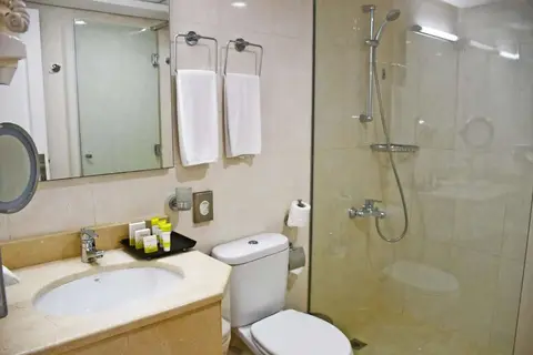 Ramada Hotel & Suites by Wyndham Ajman in عجمان — foto 21