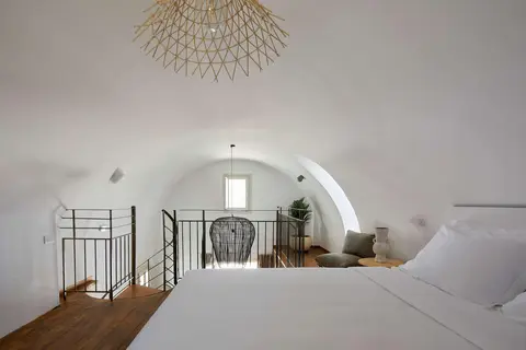 Sea Breeze Santorini Beach Resort, Curio Collection by Hilton in Εξωμύτης — foto 19