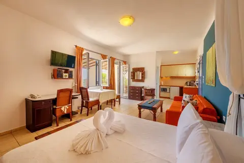 Sunrise Beach Suites in Αζόλιμνος — foto 11