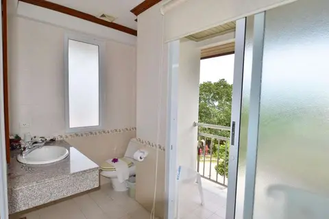 First Bungalow Beach Resort in บ้านเฉวง — foto 20