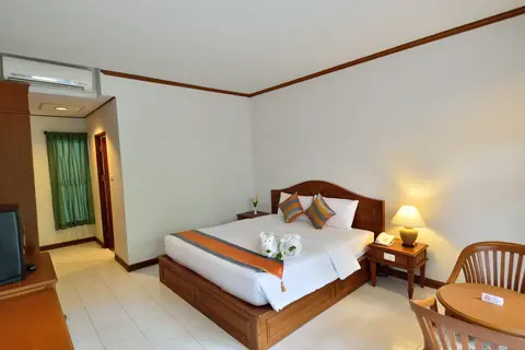 Hotel First Bungalow Beach Resort in บ้านบางรักษ์ — foto 14