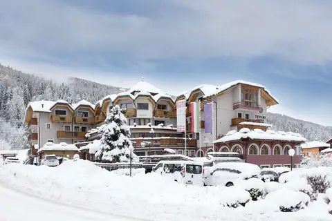 Tevini Dolomites Charming Hotel in Commezzadura — foto 88
