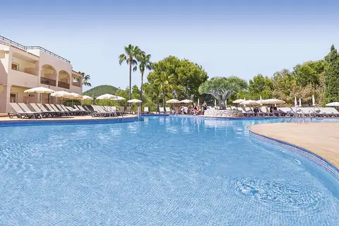Invisa Hotel Club Cala Blanca in Santa Eulària des Riu