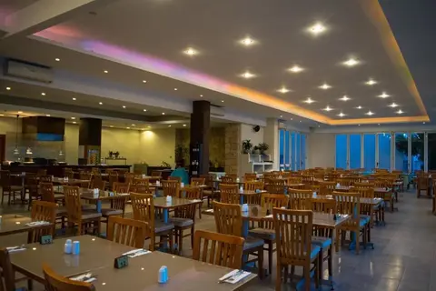 Theo Sunset Bay Hotel in Paphos — foto 9