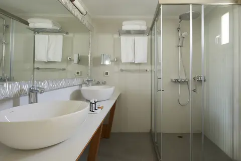 Sea Breeze Santorini Beach Resort, Curio Collection by Hilton in Εξωμύτης — foto 20