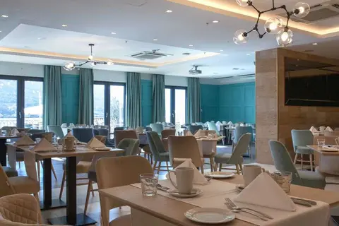Huma Kotor Bay Hotel & Villas in Dobrota — foto 18
