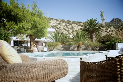 Avra Beach in Σαρακίνικο — foto 26