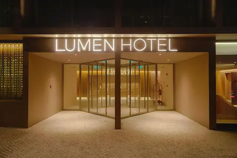 Lumen Hotel & The Lisbon Light Show in Lissabon