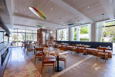 Outrigger Surin Beach Resort in ตำบลเชิงทะเล — foto 29