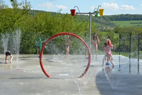Camping Du Bois De Reveuge in Huanne-Montmartin — foto 4