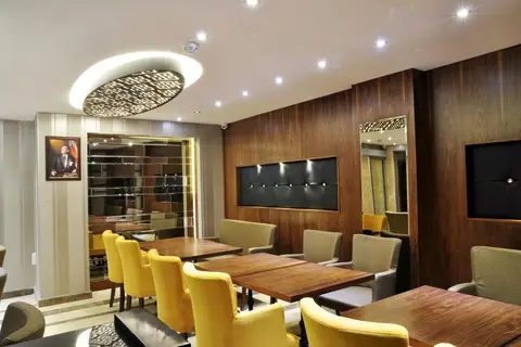 Avin Hotel in Konak — foto 7