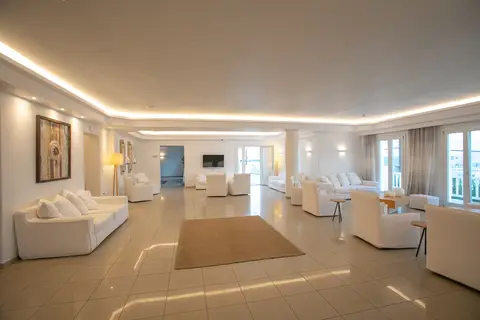 The George Hotel in Πλατύς Γιαλός — foto 24