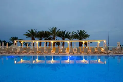 Queen's Bay Hotel in Paphos — foto 17