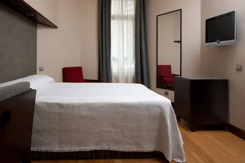 H10 Puerta de Alcala in Madrid, foto 13