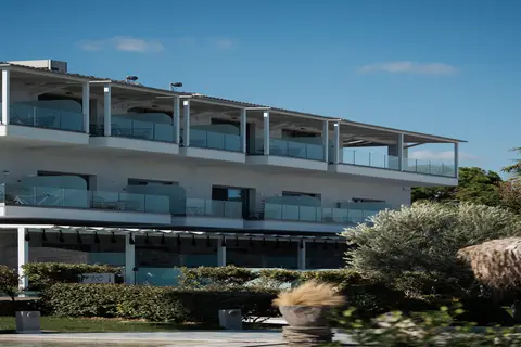 Blue Carpet Luxury Suites in Πευκοχώρι — foto 18