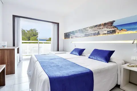 Hotel  AzuLine Bergantín in Sant Josep de sa Talaia — foto 11