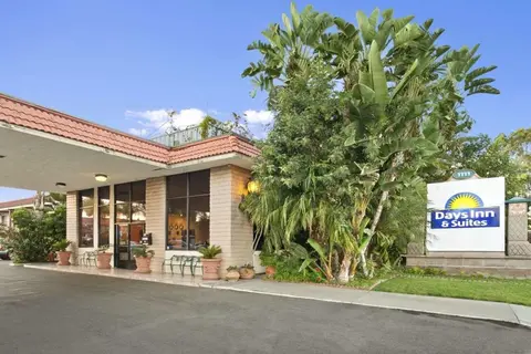 Days Inn & Suites by Wyndham Anaheim At Disneyland Park in Anaheim