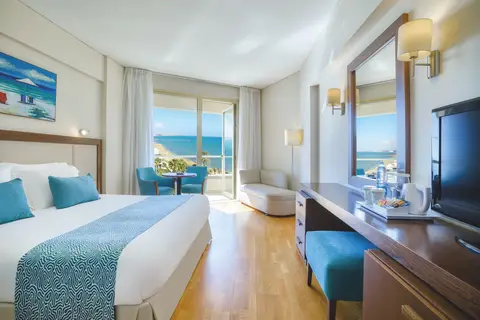 The Golden Bay Beach Hotel in Larnaca — foto 2