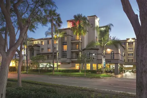 Peacock Suites in Anaheim