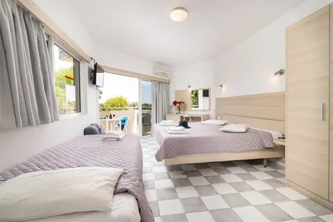 Sabina Hotel in Θεολόγος — foto 9