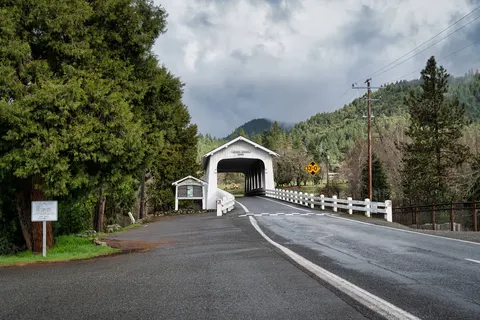 Volcanic Peaks to Sparkling Shores foto 16