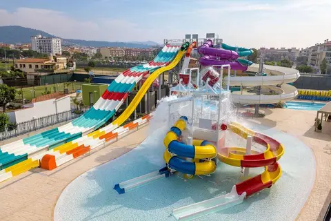 Golden Taurus Aquapark Resort in Pineda de Mar