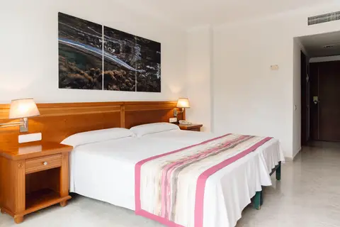 Moon Dreams Coral Beach Hotel in Santa Eulària des Riu — foto 18