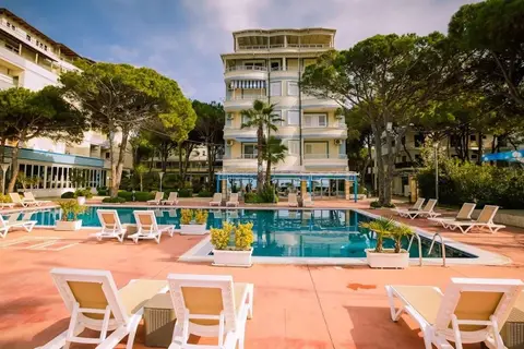 Fafa Beach Hotel in Golem — foto 2