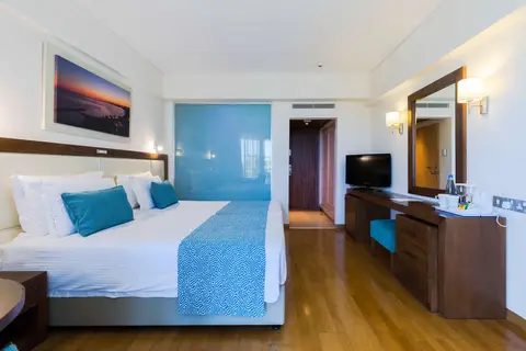 The Golden Bay Beach Hotel in Larnaca — foto 5